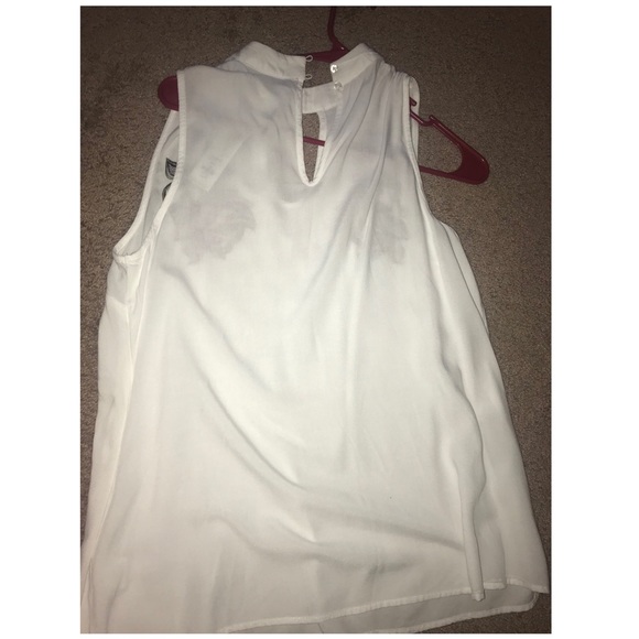 NWT Embroidered Keyhole Tank - Picture 3 of 6